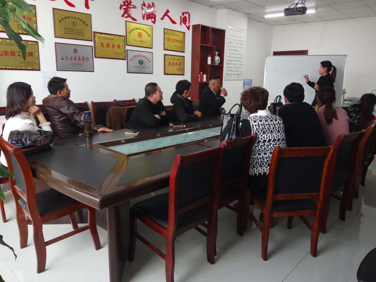 徐州考察团签约孝行天下的纳米玉锅