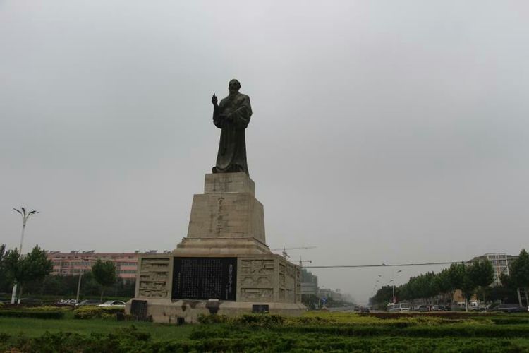 孝行天下公司董事长及高管们与全国各地市场领导人一起参观曾庙，感受儒家思想文化！