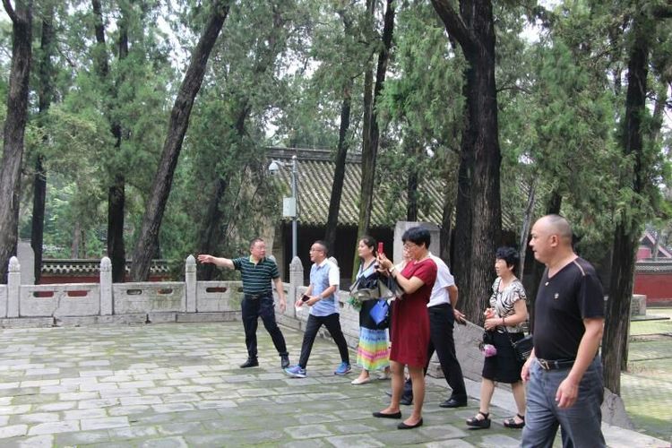孝行天下公司董事长及高管们与全国各地市场领导人一起参观曾庙，感受儒家思想文化！