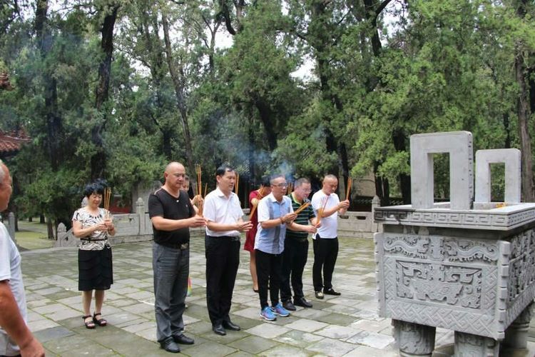 孝行天下公司董事长及高管们与全国各地市场领导人一起参观曾庙，感受儒家思想文化！