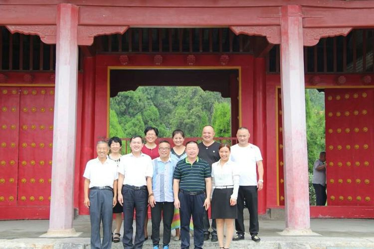 孝行天下公司董事长及高管们与全国各地市场领导人一起参观曾庙，感受儒家思想文化！