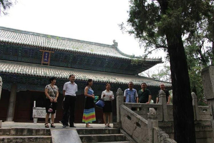 孝行天下公司董事长及高管们与全国各地市场领导人一起参观曾庙，感受儒家思想文化！